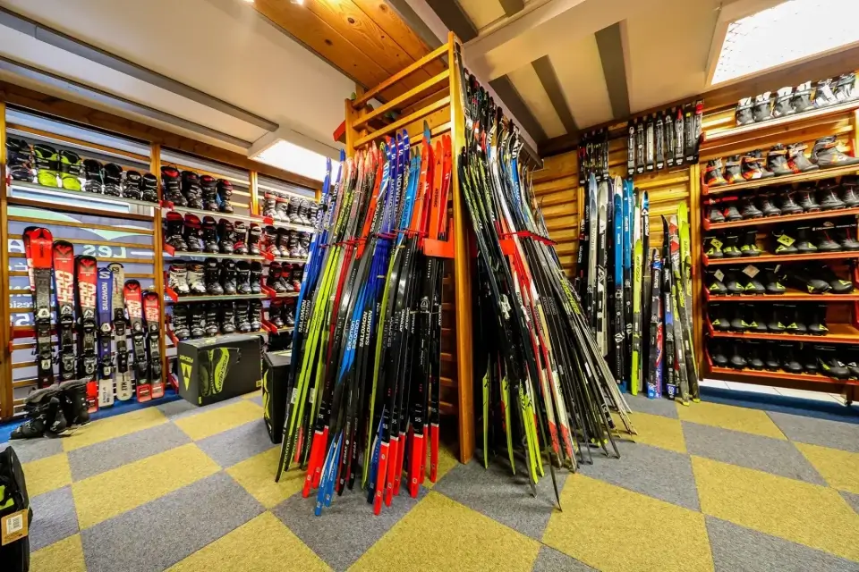 Vente de skis dans les Vosges : Skis l’Éclair, votre partenaire pour des équipements adaptés à chaque niveau de skieur